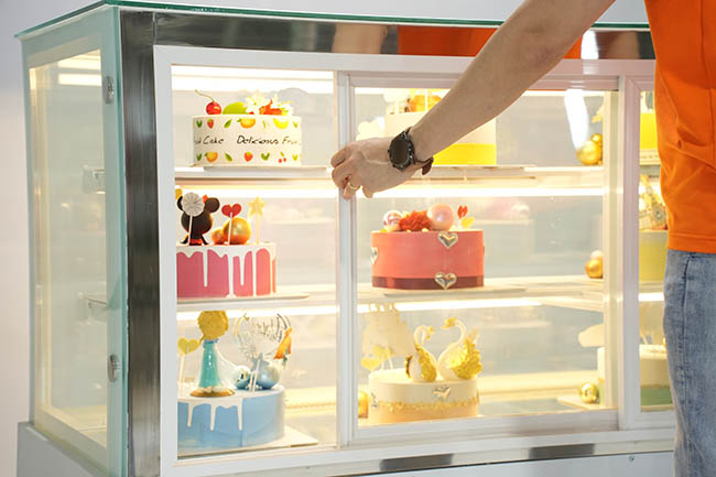 Lựa chọn kiểu dáng tủ trưng bày bánh kem 