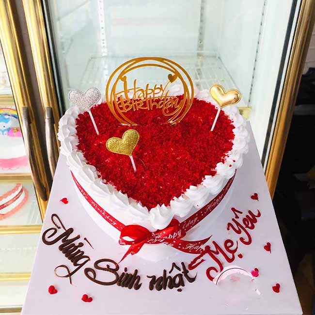 Bánh sinh nhật tặng mẹ hình trái tim màu đỏ trắng 