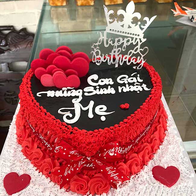 Bánh sinh nhật tặng mẹ hình trái tim màu đỏ đen 