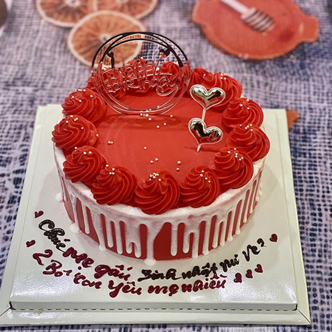 Bánh kem mừng sinh nhật mẹ màu đỏ cổ điển 