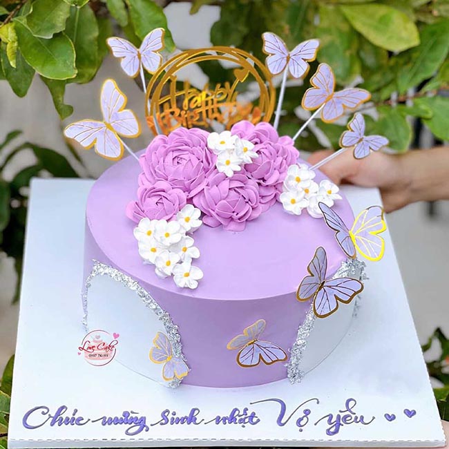 Bánh kem mừng sinh nhật màu tím hình hoa và cánh bướm 