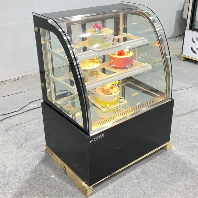 Tủ bánh kem kệ vàng 90cm kính cong 3 tầng màu đen góc trái