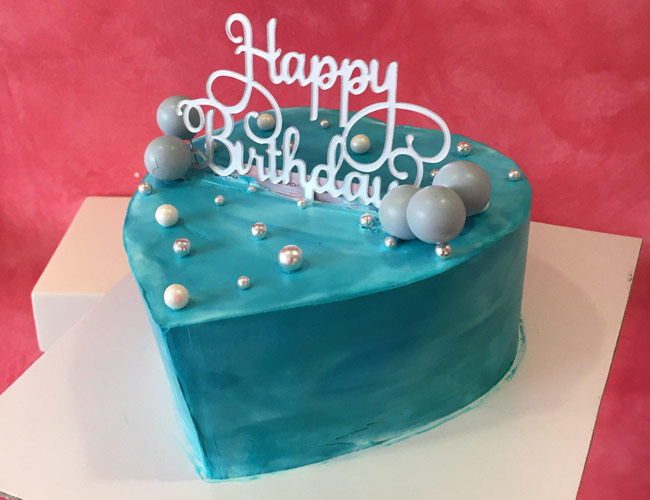 Bánh sinh nhật màu xanh lam hình trái tim 