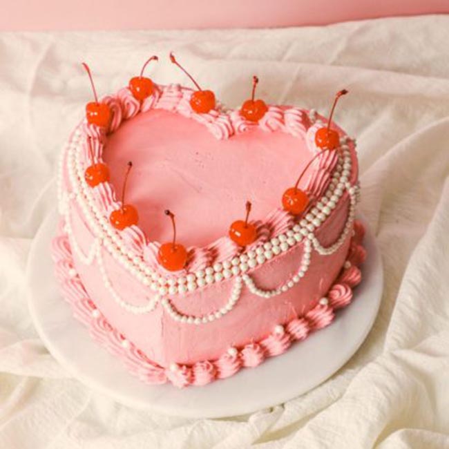 Bánh sinh nhật trái tim màu hồng ngọt ngào 