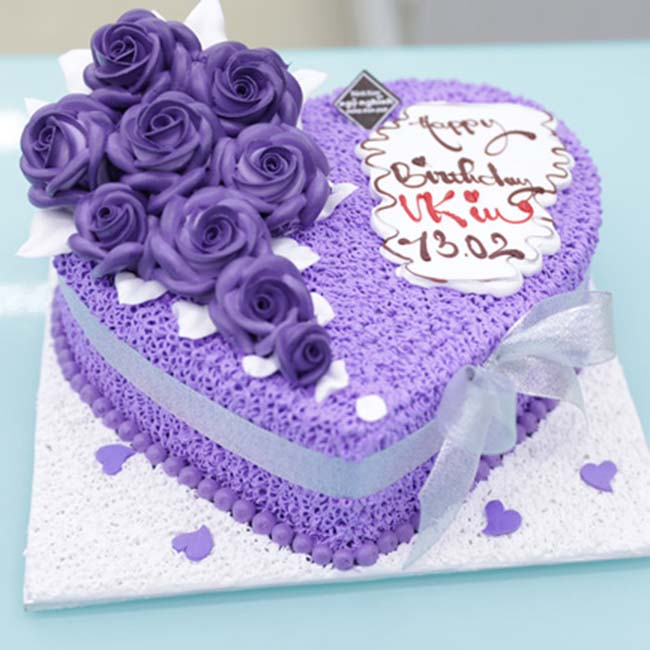 Bánh sinh nhật trái tim màu tím hình hoa 