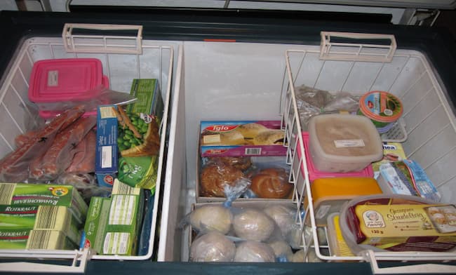 Xếp lại các loại thực phẩm vào tủ đông