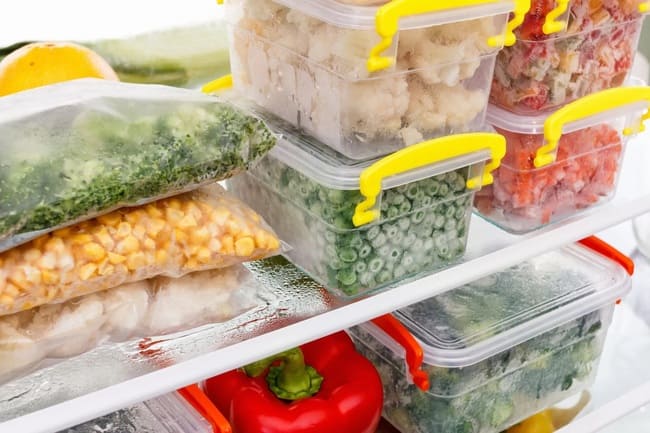 Thực phẩm tại ngăn đông mềm cần lưu trữ trong hộp để ngăn sự lây mùi và đảm bảo vệ sinh