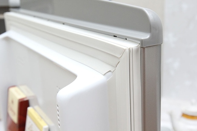 Cửa tủ mát bị hở gây thất thoát nhiệt, khiến nhiệt độ trong tủ không ổn định gây gây đóng tuyết