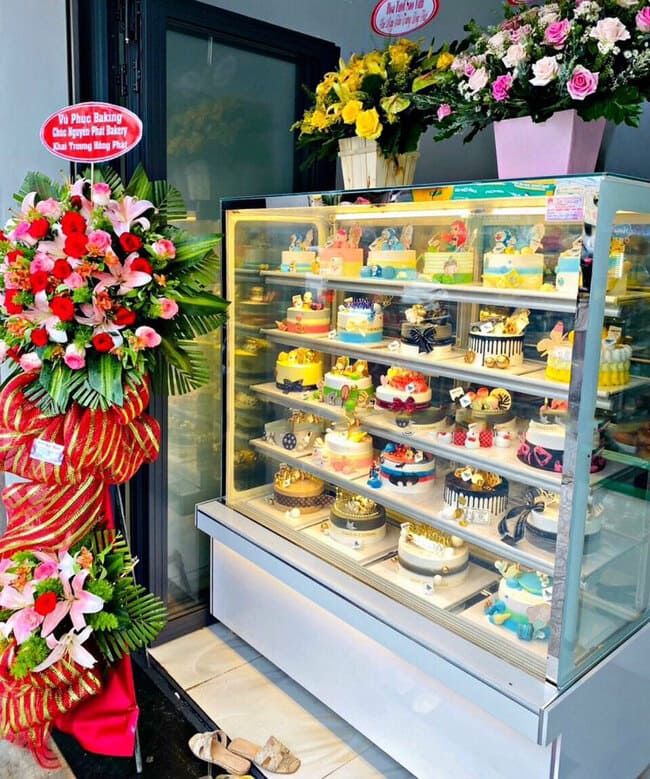 Nên mua bánh kem tại các cửa hàng được trang bị tủ bánh kem hiện đại