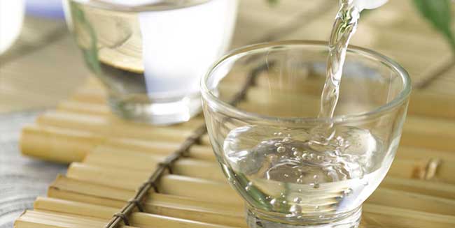 Tẩy ố vàng trong tủ đông bằng giấm