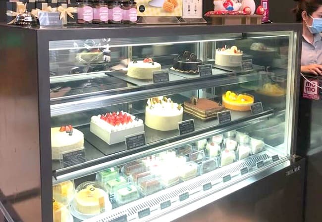 Tủ bánh kem Đà Nẵng của Cổng Vàng Group có kiểu dáng hiện đại, phù hợp với xu hướng thiết kế nội thất hiện nay