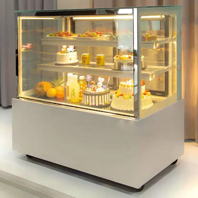 Trưng bày bánh lên kệ tủ