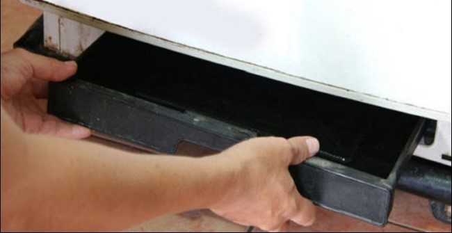 Khay nước sau tủ đông có tác dụng gì? Hướng dẫn vệ sinh đúng cách