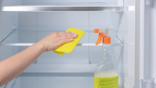 Vệ sinh toàn bộ tủ mát thường xuyên