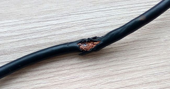 Dây dẫn điện bị hư hại