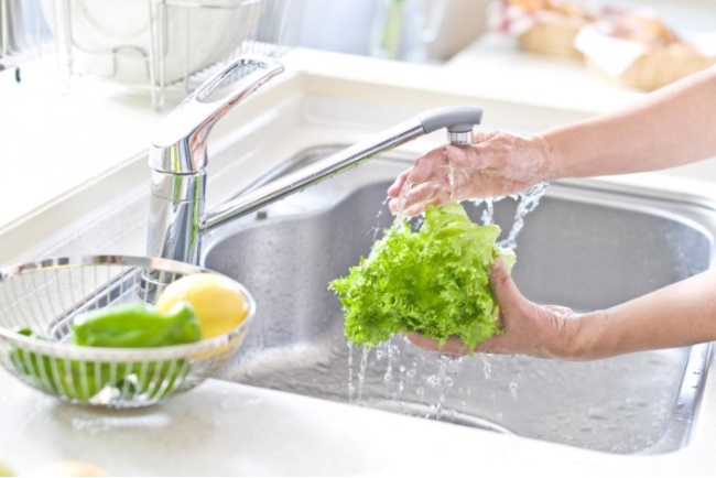 Sai lầm khi rửa rau trước khi bảo quản 
