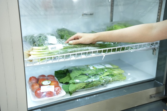 Sắp xếp rau củ vào tủ