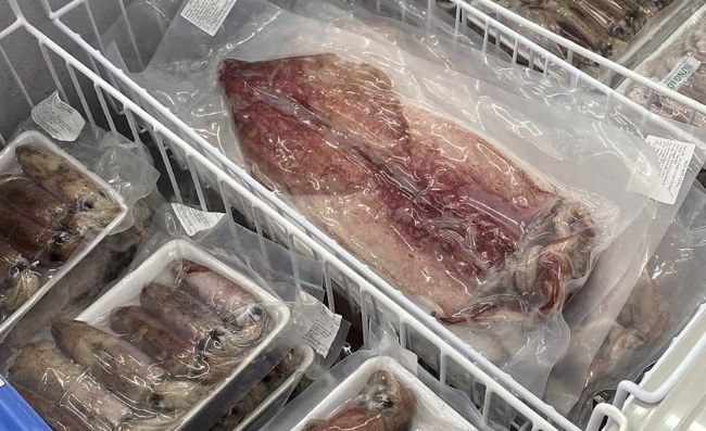 Xếp hải sản vào trong tủ