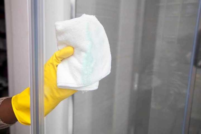 Vệ sinh tủ mát thường xuyên