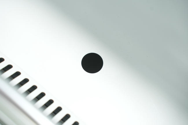 Lỗ thoát nước tủ mát