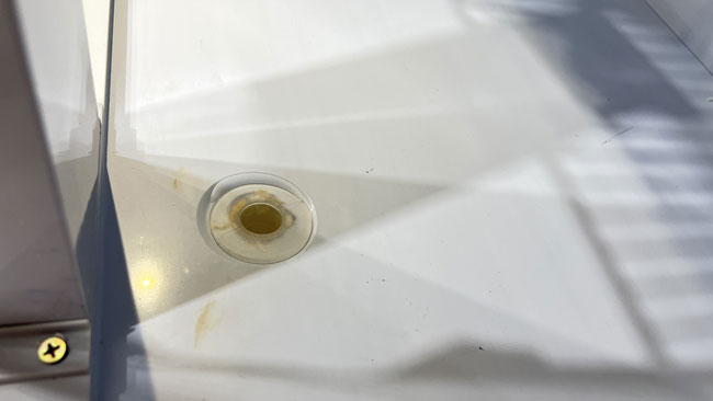 Lỗ thoát nước tủ đông bàn chặt